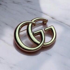 GUCCI GG Gold Brooch pin w/ dust bag and box (excellent)